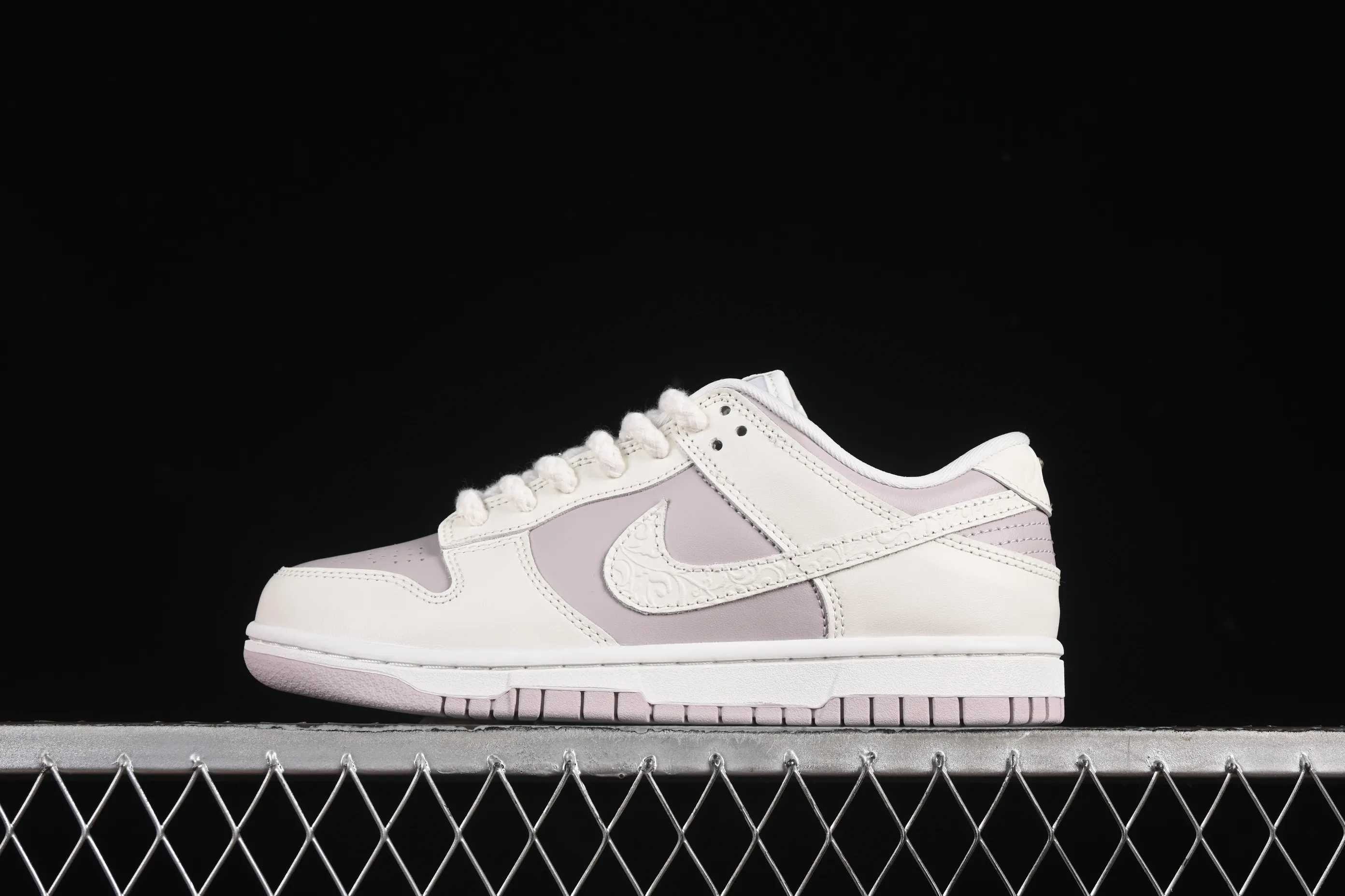 All categories Nk SB Dunk series Nk SB Dunk Low low-top sneakers Nike SB Dunk Low white lavender embossed low-top casual sneakers IH0639-011